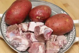 排骨炖点土豆，简单一做，土豆鲜香入味，排骨软烂脱骨，家人爱吃视频封面