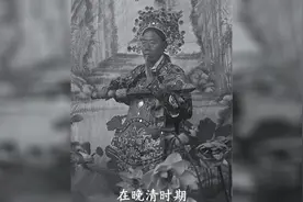 晚清照片：瞅瞅真实的李莲英和慈禧，一个满脸疙瘩，一个眼袋下垂视频封面