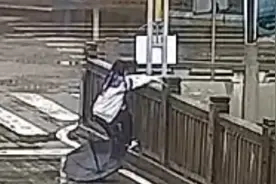 下雨天女生独自撑伞走到桥边，观望四周后毫不犹豫纵身跳下视频封面