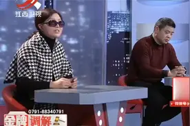小两口新婚宴席，公公给亲家敬酒说一句话，岳母被当场气死视频封面