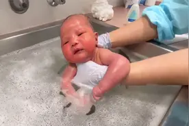 又一个粗心大意的爸爸，给娃洗澡烫伤了，用手试温度真的不行视频封面