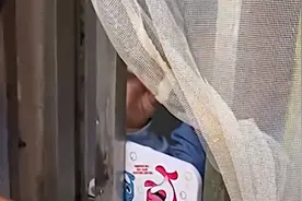 社区回应3岁孩子被父亲关车库3天：孩子已送派出所 有专人照顾视频封面