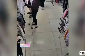 女子在商场挑选衣服，一男子将不明液体喷在她裤子上视频封面