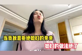 故意拒绝女朋友“亲亲”，女友瞬间急了，抱着男友一顿啃！..