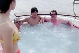 这段太搞笑了美女洗澡整蛊大老爷们这段我看了好几遍视频封面