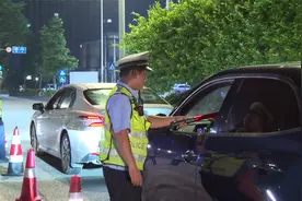 男子遇交警查车欲调头逃跑 原来是无证驾驶视频封面