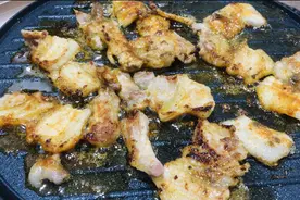 想吃烤肉不用出去吃了，用电饼铛在家轻松做，好吃干净还卫生视频封面