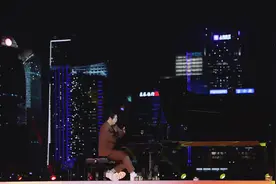 郎朗黄浦江边弹奏钢琴，上百架无人机变换灯光秀视频封面