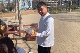 小伙喂女朋友菠萝，女朋友却这样做，真是让人伤心。视频封面