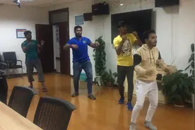 孟加拉国的学生来中国留学，他们在学跳舞为了给老师们看😂视频封面