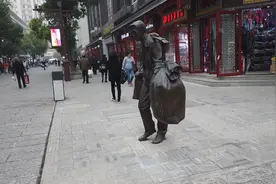 武汉汉正街活跃着一群搬运工，被称为扁担，看他们月收入多少？视频封面