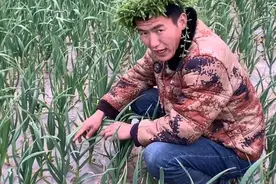 蒜苔是怎么长出来的？很多朋友都好奇，小伙带你来了解一下视频封面