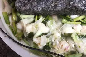 香蒜苗小兰和小玲教你们泡酸，下饭又开胃，灵山最喜欢原汁原味视频封面