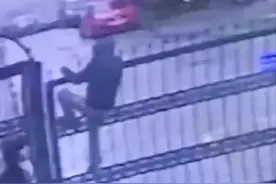 偷偷翻铁门外出的结果视频封面