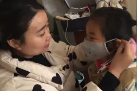 干女儿跟我一起去上班，面对镜头害羞的遮住小眼睛，太惹人爱了！视频封面