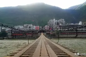 “大渡桥头铁索寒”—泸定桥图片