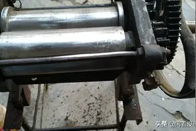 疫情期间不出门，面条存货告急，找到超过30年的压面条机。图片