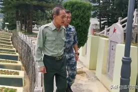 云南麻栗坡烈士陵园：战斗英雄秦国富与老兵安振江再次来看望战友图片