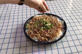 蒸米粉，是广东街头一道特色美食，做法简单易学，美味可口