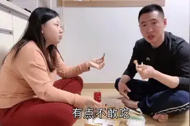 朝鲜族小胖在韩国打工，3月份挣了21400元钱，请媳妇吃炸鸡视频封面