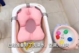 小宝宝第一次下水，全身紧绷，握紧小拳头，几分钟就欢快了，天性视频封面