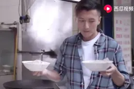 张靓颖带谢霆锋逛成都小吃，一个外国人讲起四川话，谢霆锋懵了视频封面