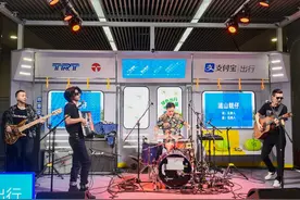 据我所知，地铁的英文叫subway或underground