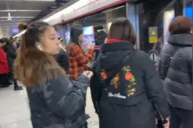 北京地铁晚上十点多了还人山人海呢？？我以为这是早高峰呢！！视频封面