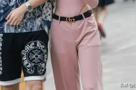 美女连体衣塞进裤子，请问这样怎么上洗手间？图片