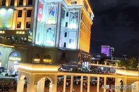 深圳沙井市民广场，夜晚灯光很美图片