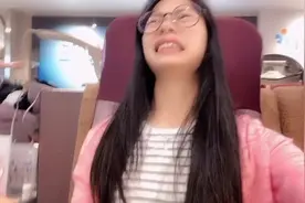 小甜心逛商场体验按摩椅，为什么表情那么痛苦，按完直呼：好舒服视频封面