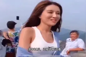 《多年以后》美女在长城演唱，被旁边大爷神配合。视频封面