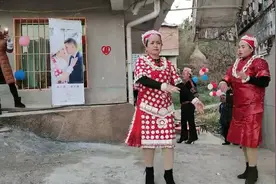婚礼上倒拦门酒的苗族辣妈穿着十多斤的苗族服装居然跳起了广场舞