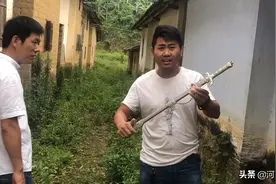 老黑去探秘百年老宅村，旧宅中意外发现一把古剑，究竟怎么回事视频封面