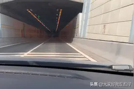 靓仔驱车通过南京扬子江隧道，带大家看看从江底下穿过长江的体验视频封面