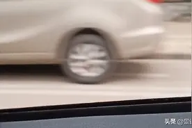在路上，单亲妈妈走哪里把三岁宝贝带哪里，妈妈开车，宝贝拍照图片