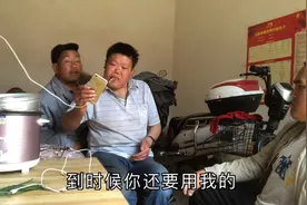 二狗送给红山哥哥一部苹果手机，老二第一次使用他会习惯吗？