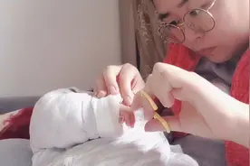 给儿子剪指甲，指甲短不敢剪，指甲长脸又被他自己抓花