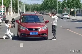 美女在春暖花开季节的户外拍摄工作图片