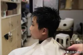 陪儿子理发图片