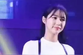 韩国女团：白色体恤，黑色紧身皮裤，演绎多美舞曲视频封面
