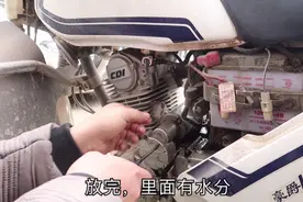 小伙家的机车钥匙丢了，打不着火，他哥哥用了这个办法几分钟搞定视频封面