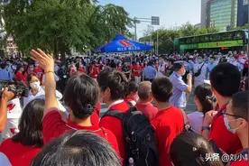 北京人大附中 送考家长穿红色旗袍为考生加油 寓意“旗开得胜”视频封面