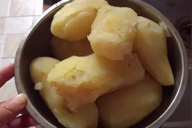 春日美食家，白水煮土豆，出锅后全部都开花，太板扎了视频封面