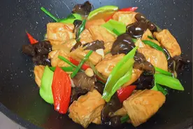 豆腐木耳这样做实在太香，一煎一煮，鲜嫩入味，吃完还想吃