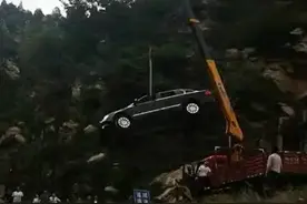 小轿车坠入河道视频封面