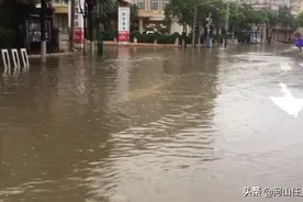 昆明市雨龙路至关景路交界被水淹，演变大堵车。事发早上七点。视频封面