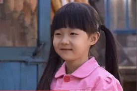 妈妈辛苦一天了，小姑娘心疼妈妈，把饭都做好了