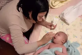 小宝宝洗完澡后，涂身体乳，脖子那不要忘。一定要洗小手手。视频封面