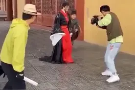 逆贼，敢踩朕的裙子……视频封面